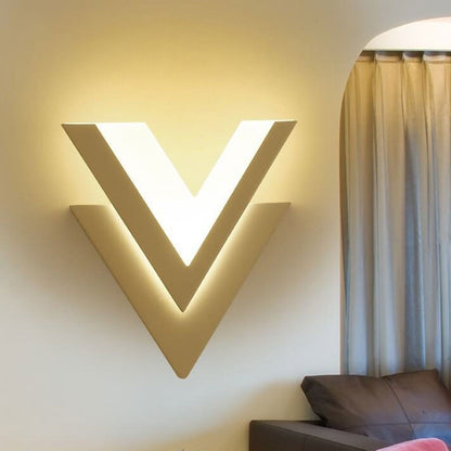 LumiLED - Applique Murale LED Minimaliste et Créative en Forme de V.